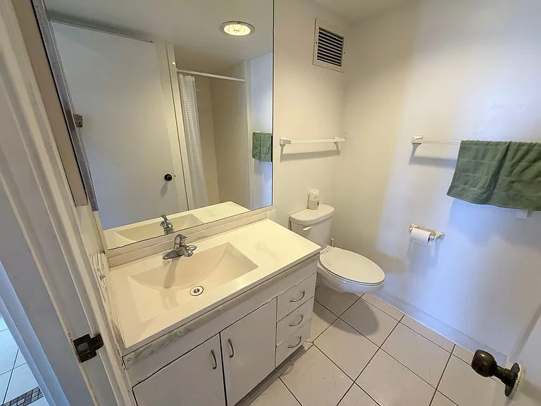 555 University Ave #1900 — Photo 8