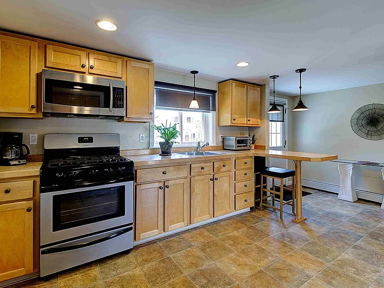 262 Riverside St — Photo 4