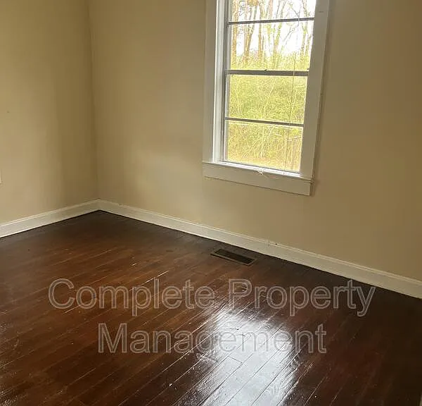 2324 Treadwell Rd — Photo 5