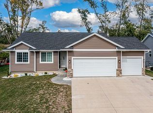 1912 Shady Grove Rd SW, Cedar Rapids, IA 52404