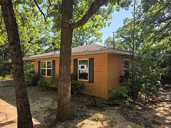 3rd image of 903 Country Club Rd