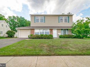 17 Trail Rd, Levittown, PA 19056