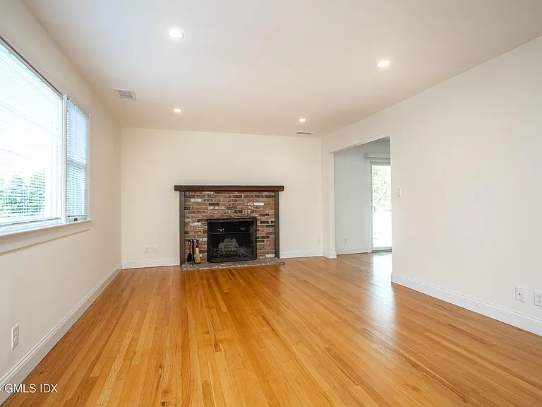 157 E Elm St #B — Photo 6