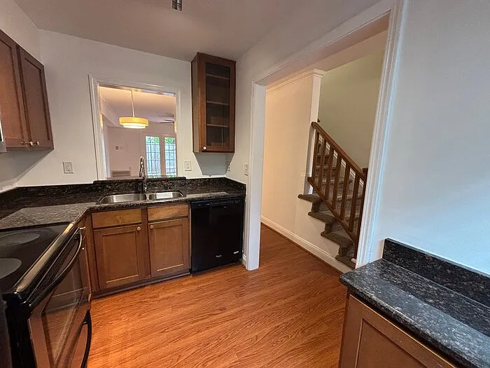 1207 Green Oaks Ln #D — Photo 6