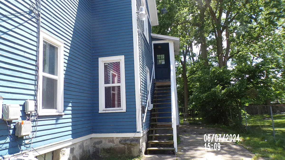 Building Photo - 633 W North St #2