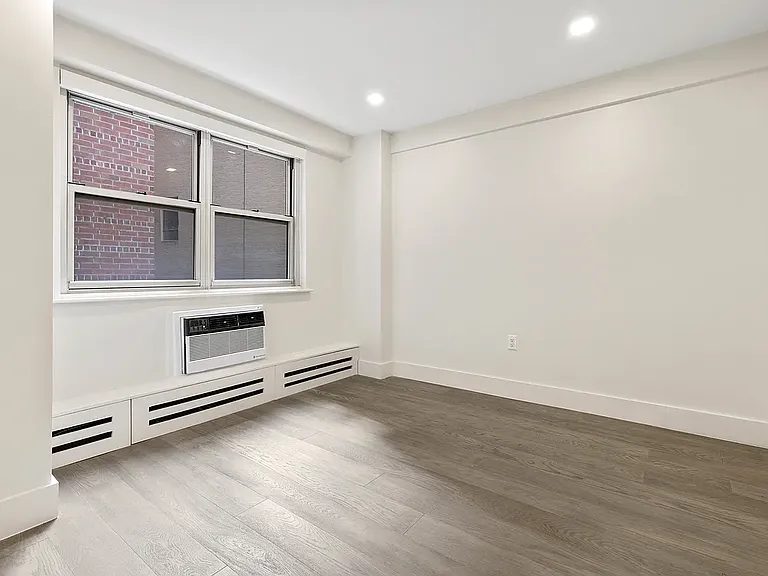 60 E 12th St #4LX — Photo 3