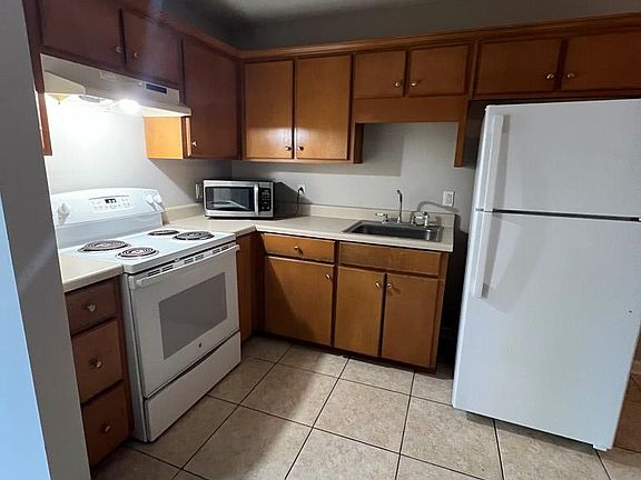 2nd image of 611 S Elm St