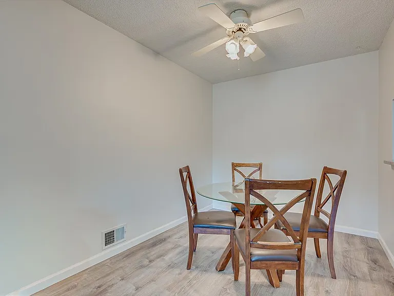 409 Lancaster Ct — Photo 8