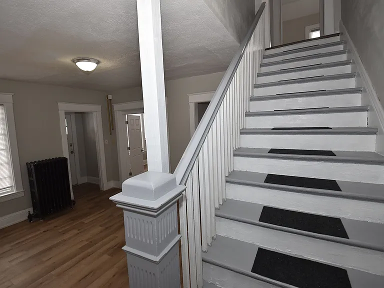 913 E Washington St — Photo 4