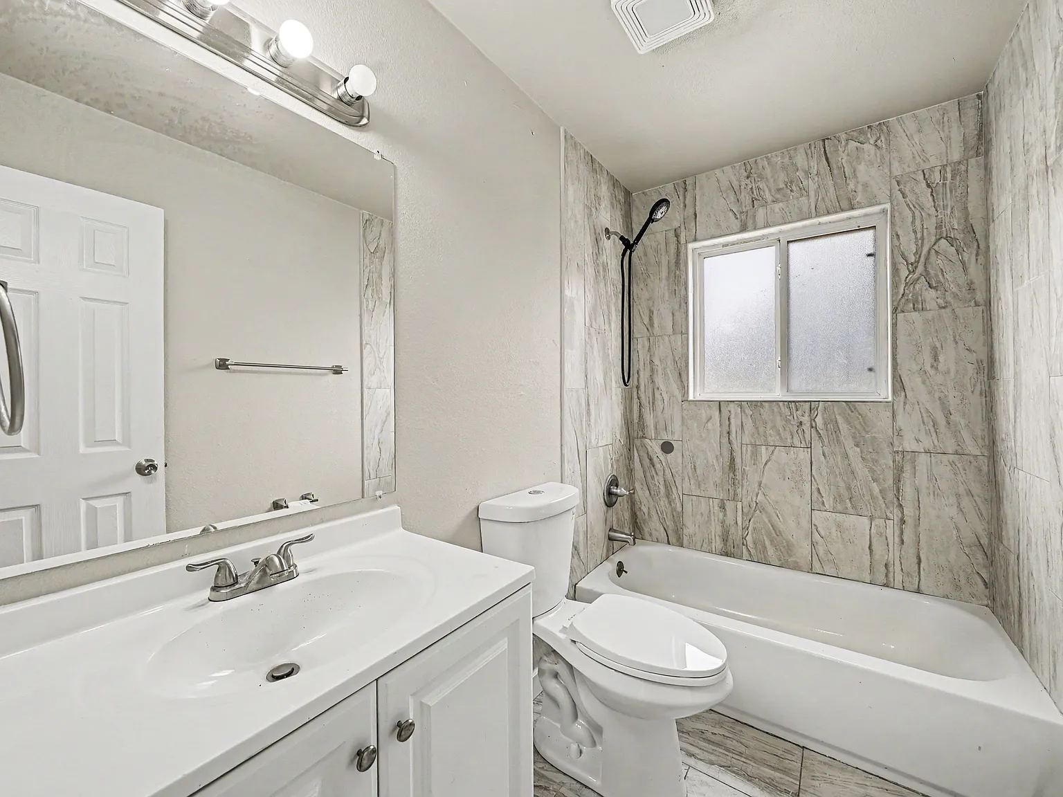 3 bed, 1250 sqft, $1,600 — Photo 2