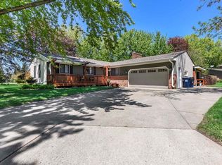 2857 Vilas Ln, Eagan, MN 55121