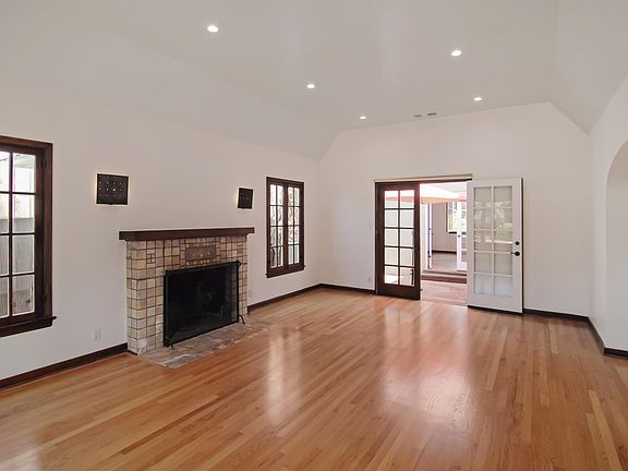 4th image of 2538 Aiken Ave