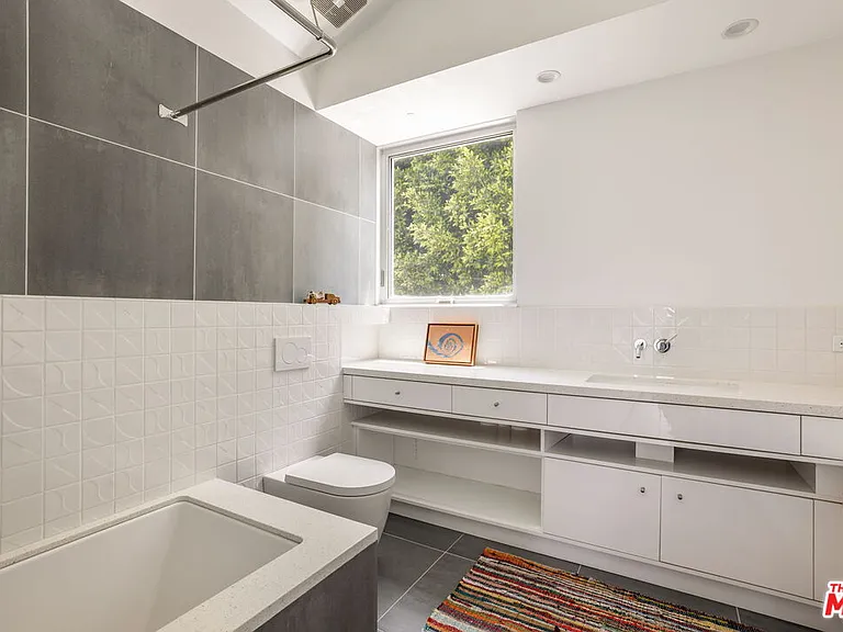 1407 Oak St — Photo 32