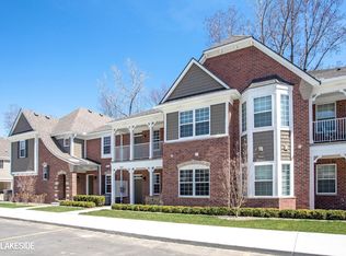 54195 N Pointe Dr, Utica, MI 48315