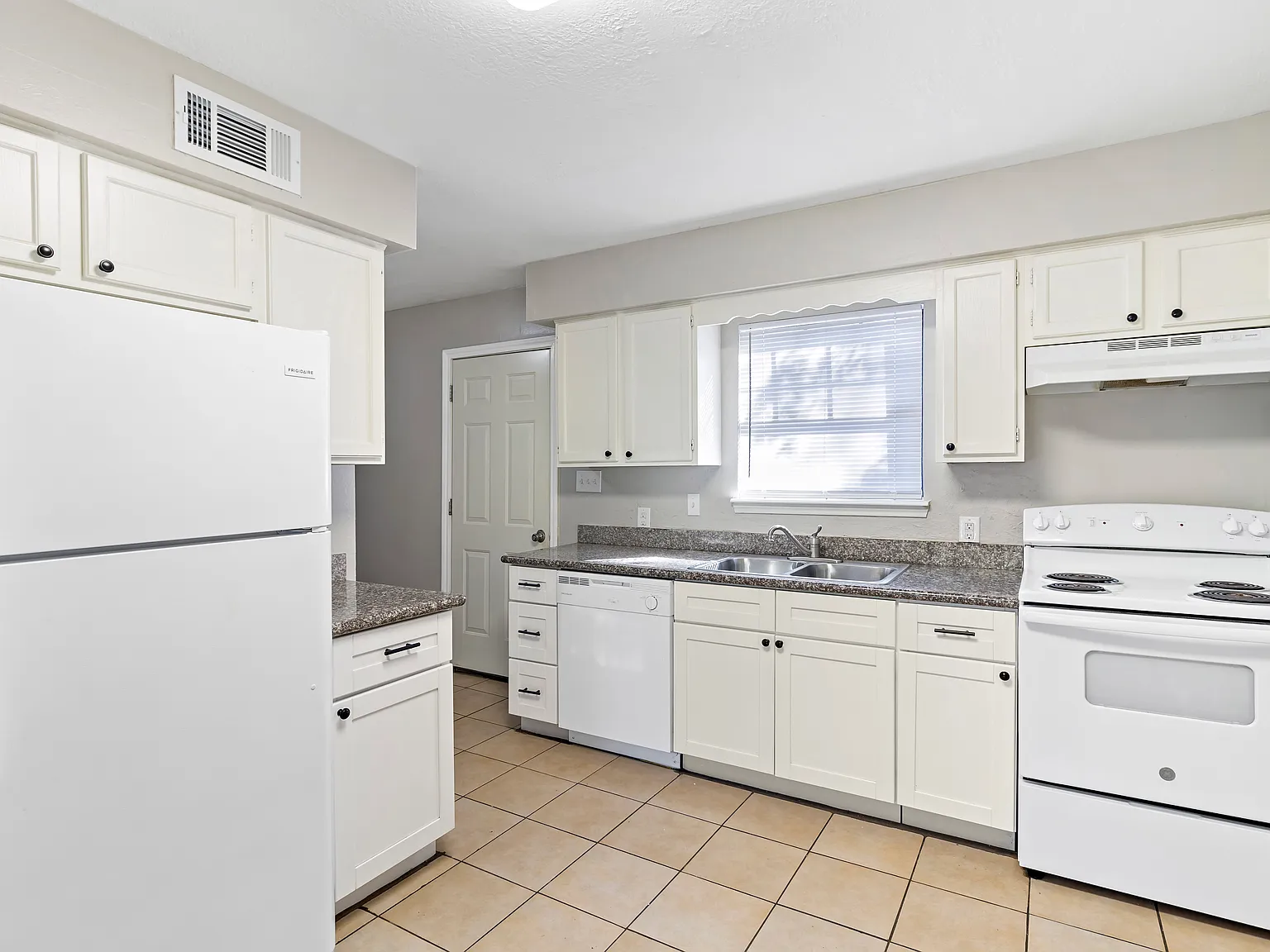 2 bed, 1.5 bath, 1000 sqft, $1,250 — Photo 2