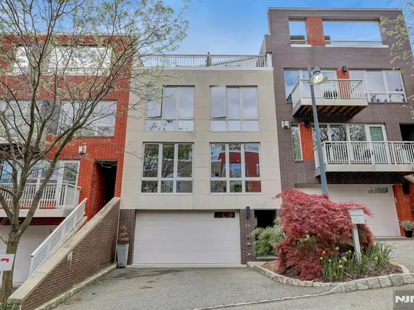 24 Vela Way, Edgewater, NJ 07020