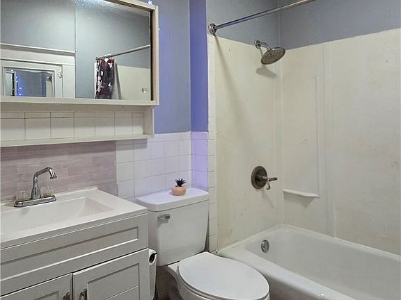 3rd image of 319 Sylvester Pl