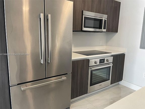 4th image of 488 NE 18th St Unit 1811