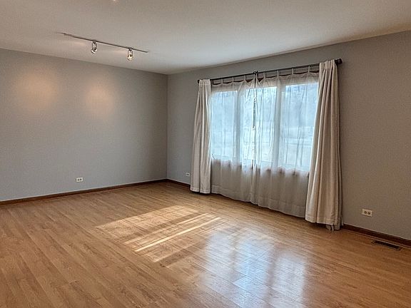 3rd image of 1405 E Bailey Rd