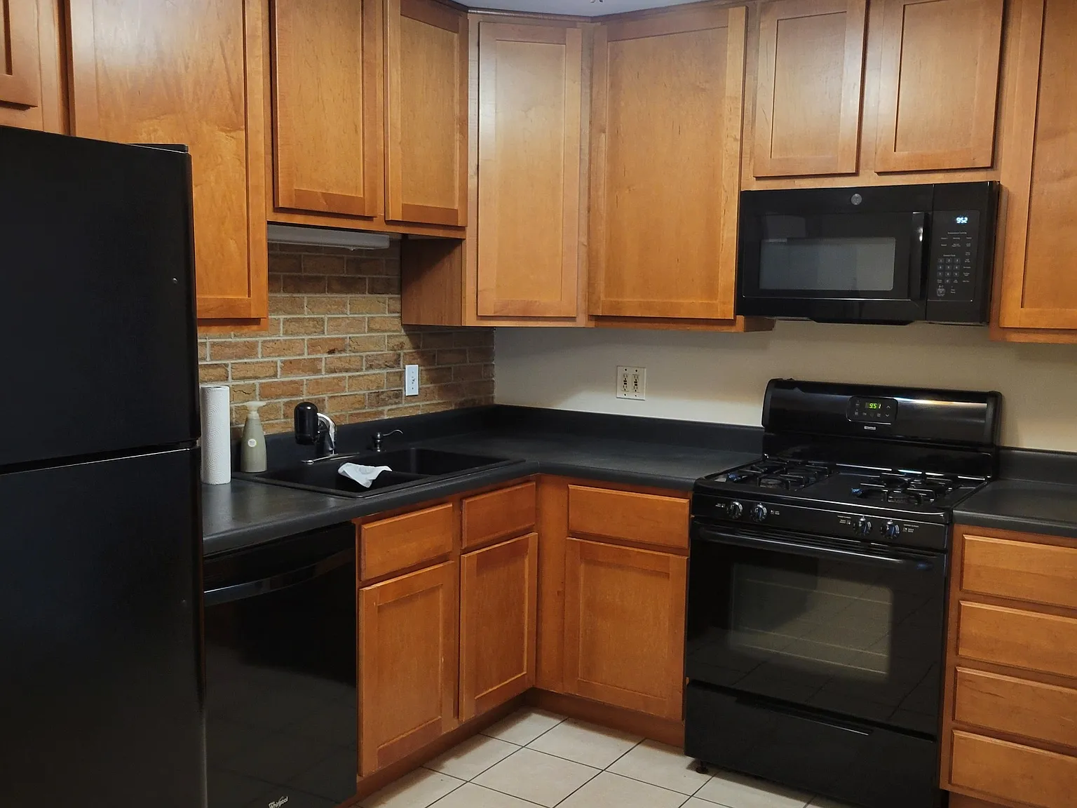 2 bed, 1000 sqft, $1,740 — Photo 1