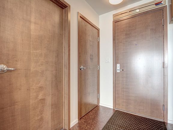 Hardwood finishes throughout