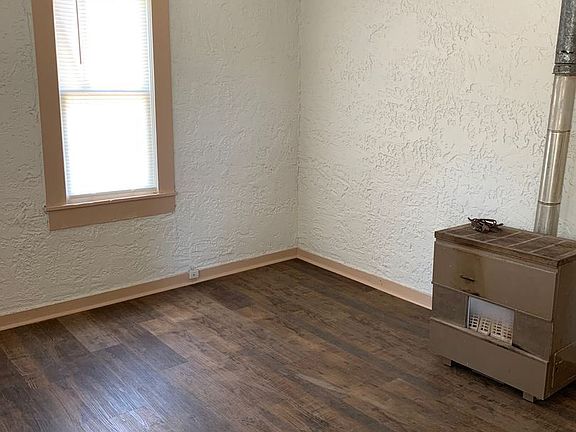 2nd image of 831 W 15th St
