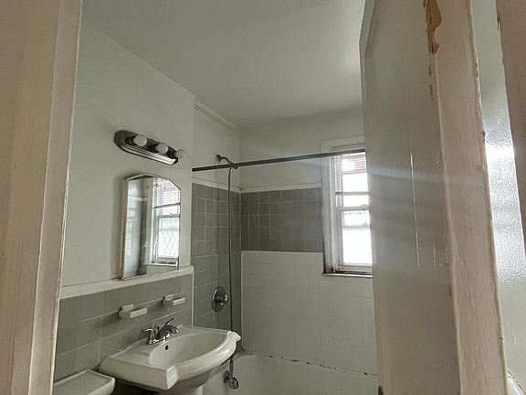 4th image of 14 N Carpenter Ter APT 2L