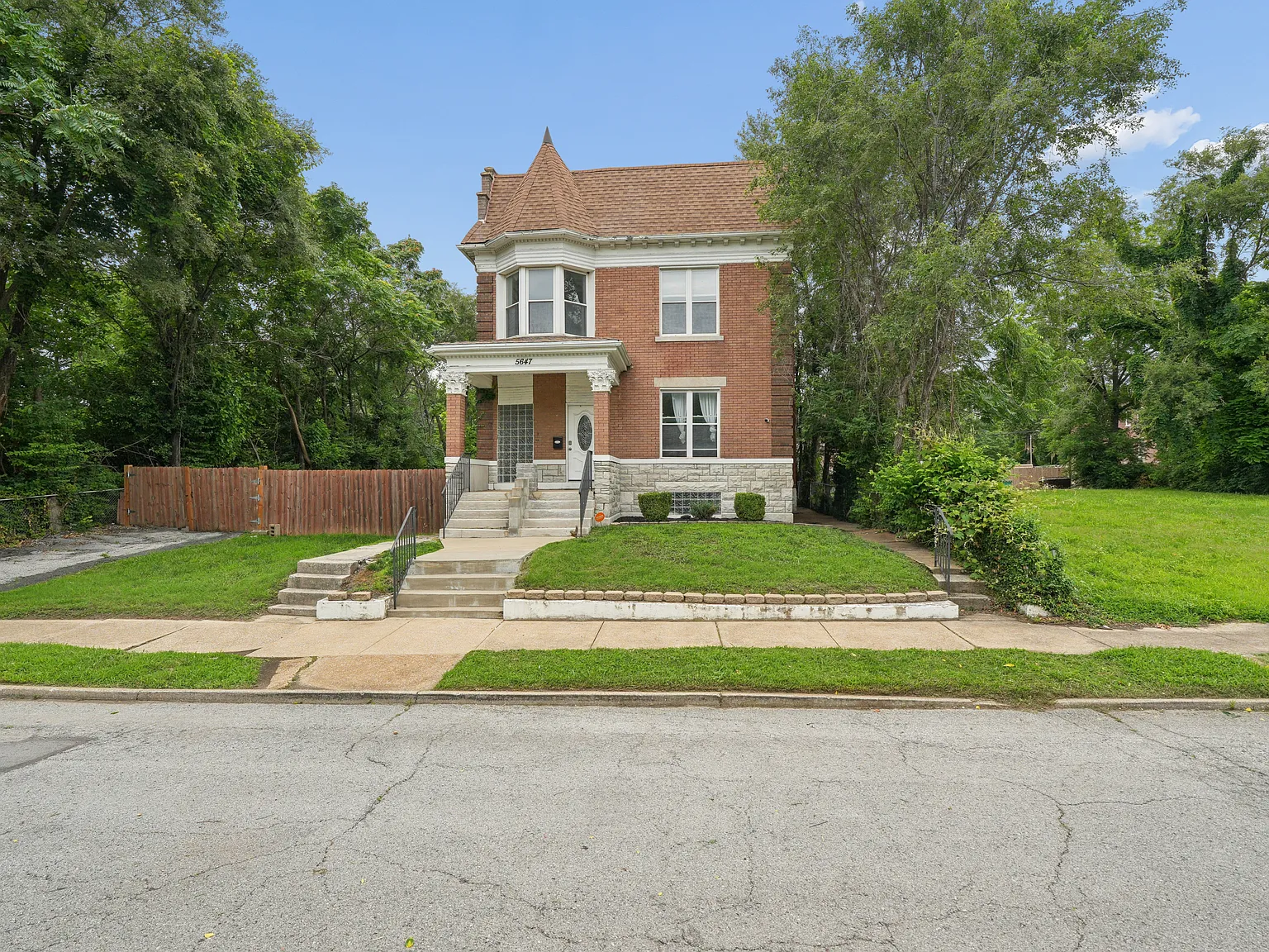 4 bed, 2874 sqft, $2,875 — Photo 2