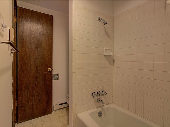4th image of 465 Tamarack Dr #B-202