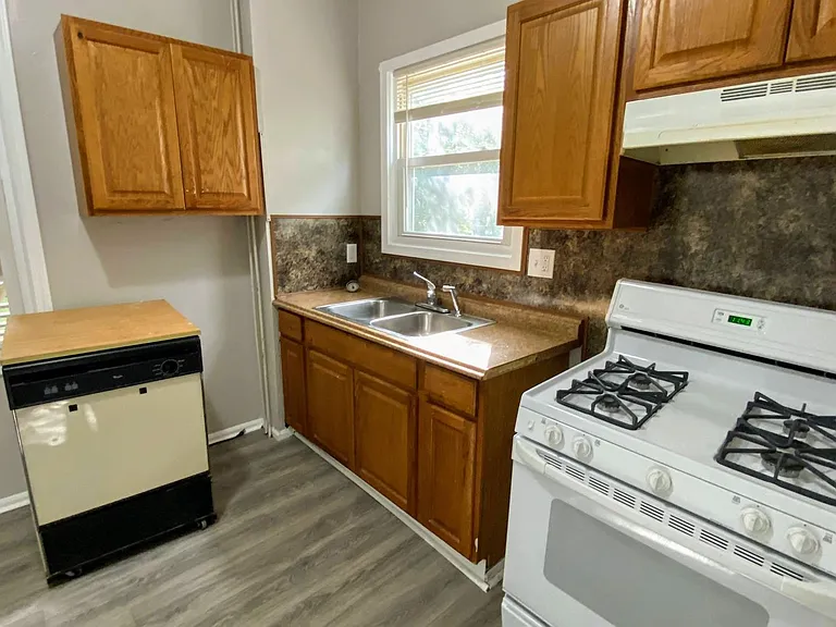 1054 Lafayette SE — Photo 7