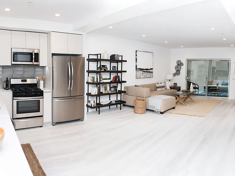 625 S Barrington Ave — Photo 7