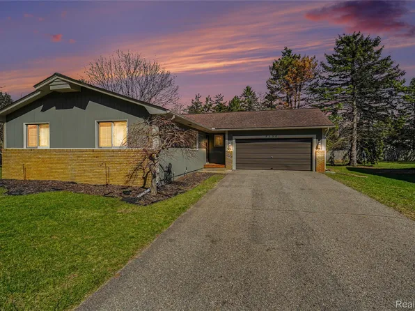 5238 Kristi Ln, Commerce Township, MI 48382