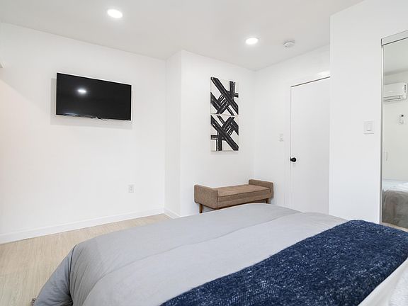 3rd image of 3007 E 4th St #1/4