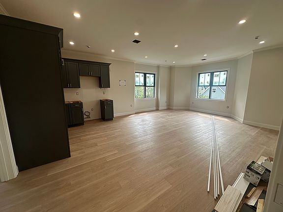 2nd image of 11 Pearl St