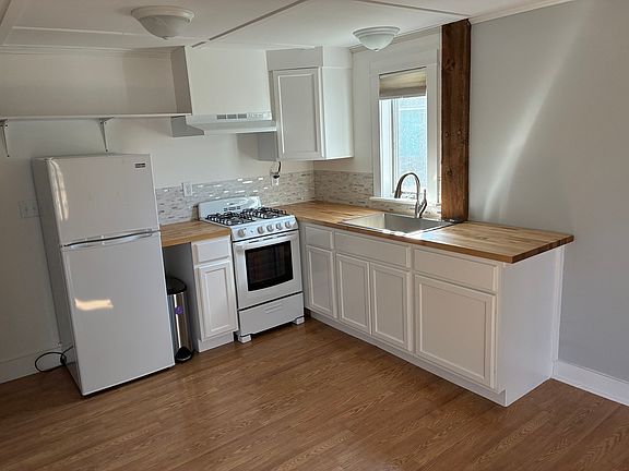 3rd image of 805 Valley Rd #D