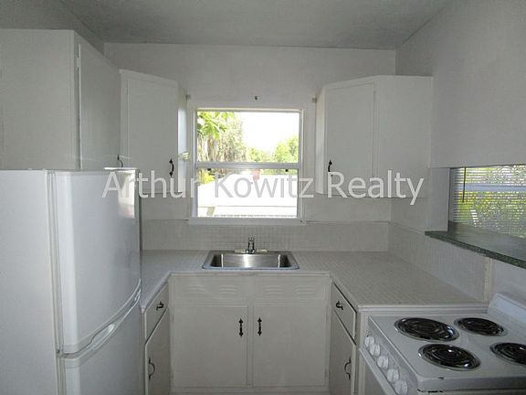 4th image of 815 1/2 Daytona Ave