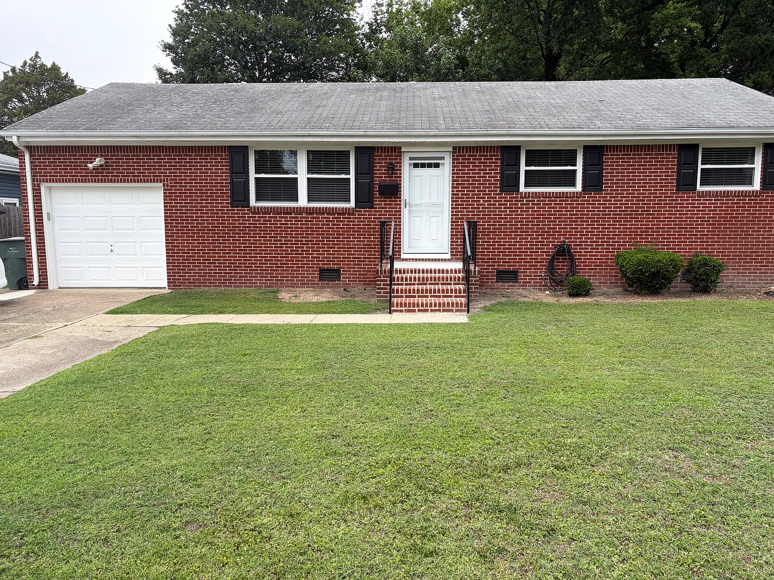 3 bed, 1.5 bath, 1040 sqft, $2,000 — Photo 1