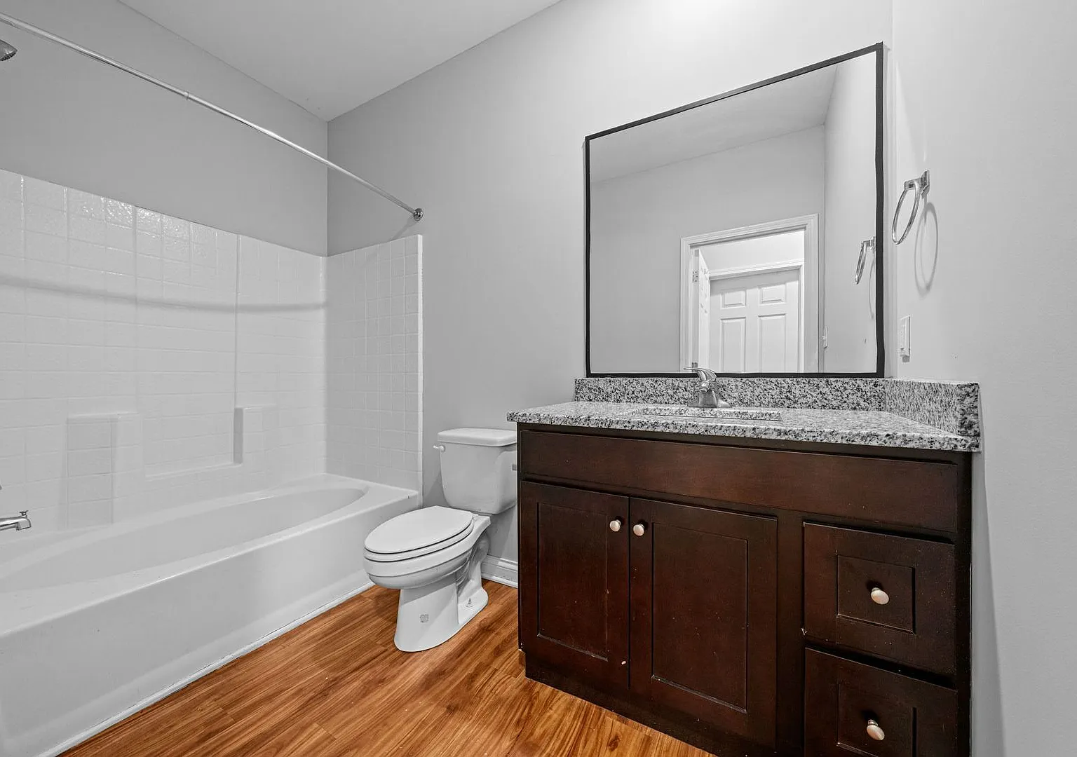 1592 Collegeview — Photo 4