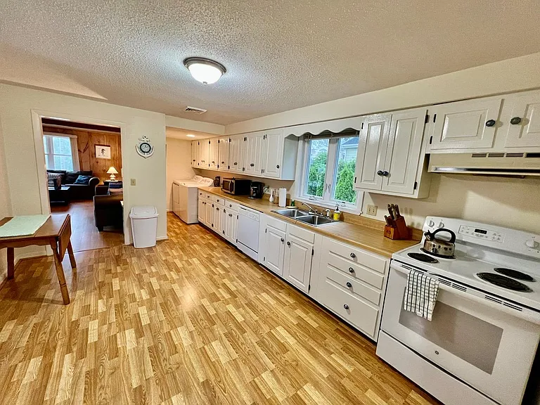 Large kitchen with everything a home chef would need__