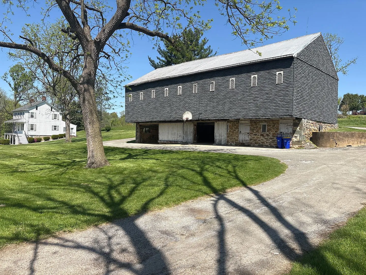 Short Term Lease Only-4 Bedroom 2 Bath Farmhouse, Pond, Acres, Dallastown SD — Photo 3