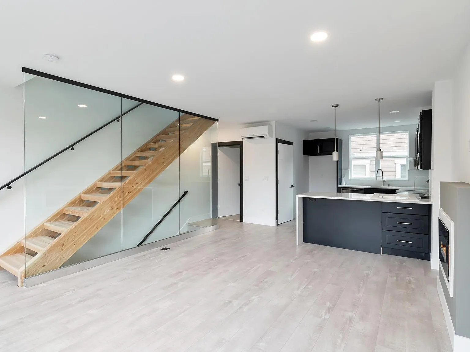 3 bed, 1602 sqft, $3,600 — Photo 3