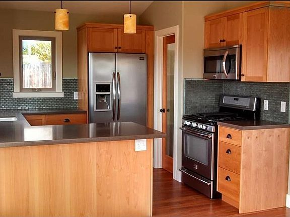 5th image of 1012 Ella St