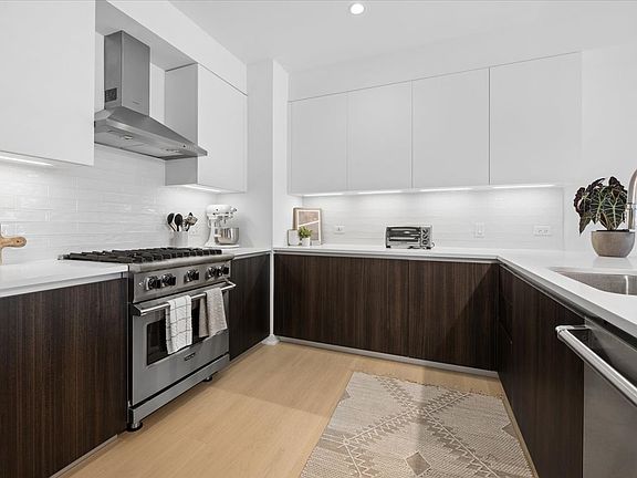 5th image of 1648 W Division St #707