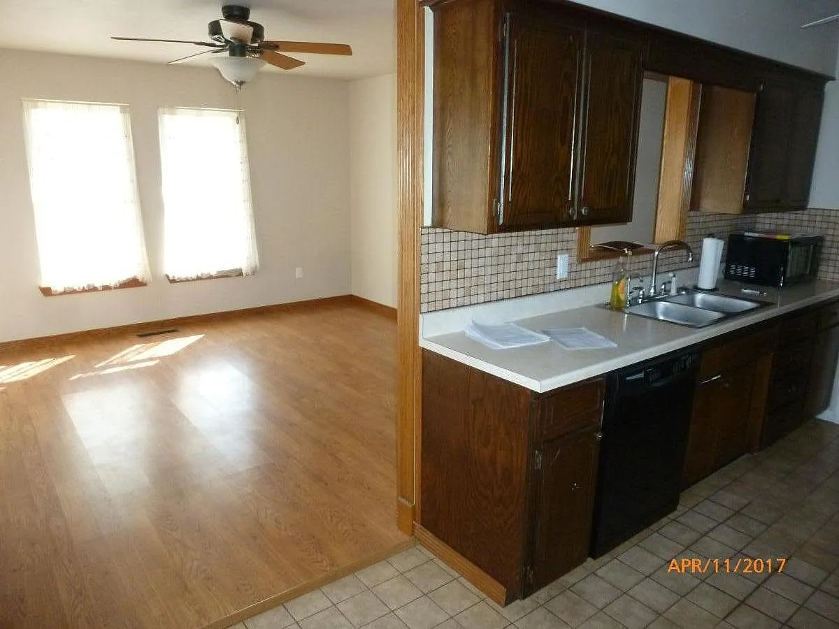 3 bed, 1.5 bath, 1008 sqft, $1,150 — Photo 2
