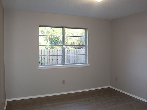 4th image of 1414 N Live Oak St