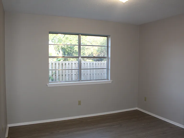 1414 N Live Oak St — Photo 4