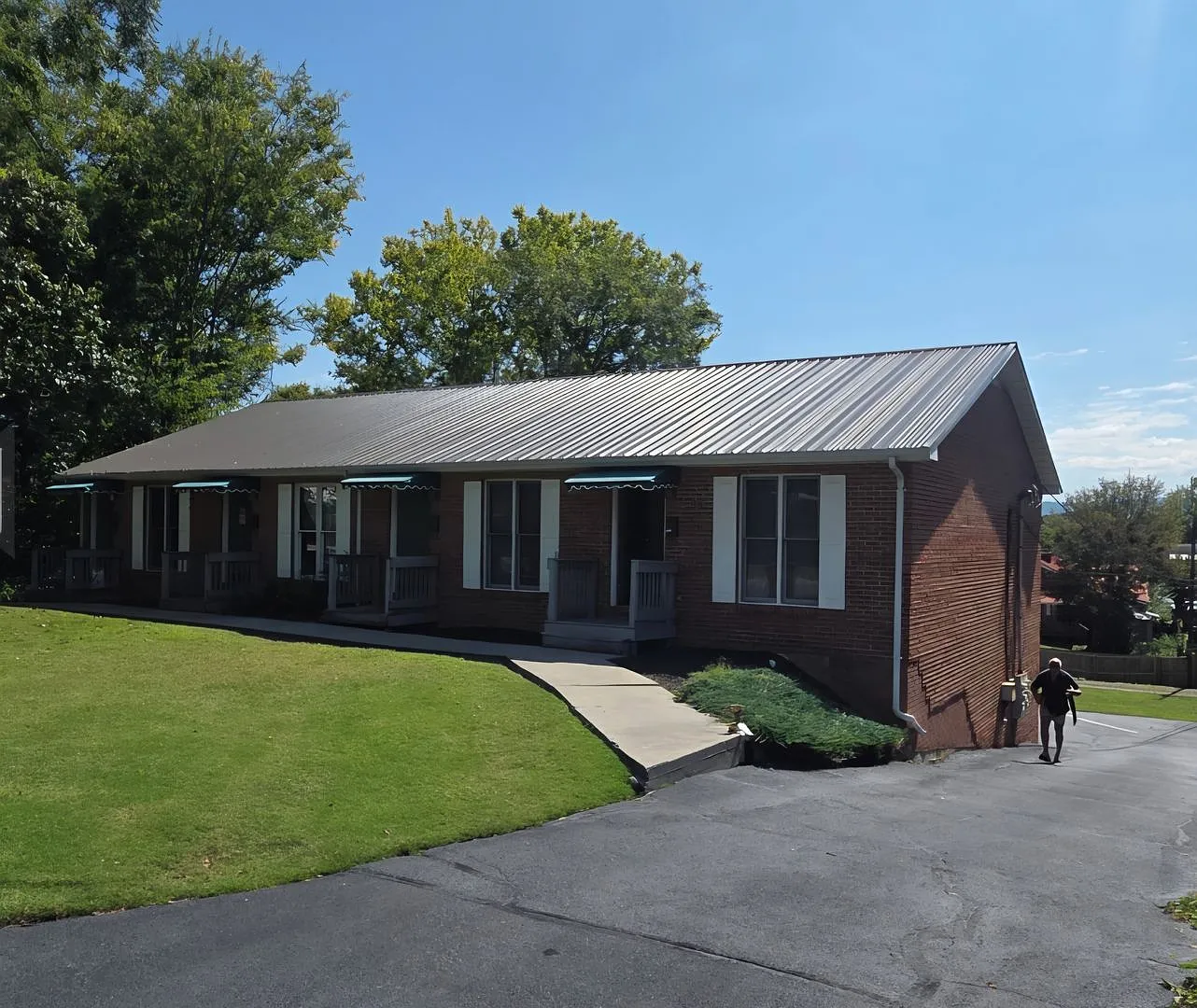 1bedroom 1 bath brick condo drive under garage — Photo 1