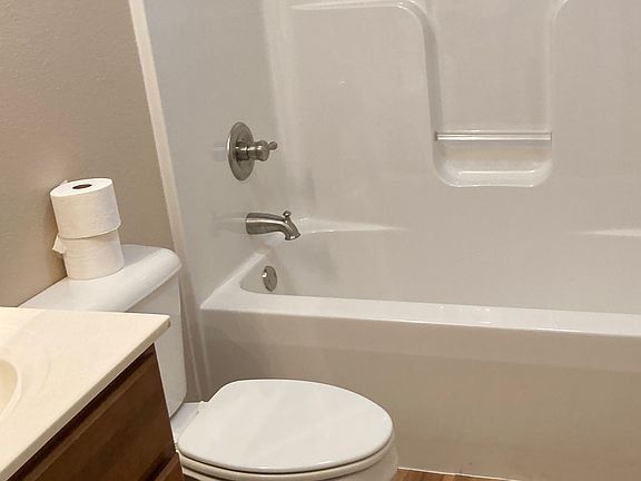 5th image of 225 Estate Dr
