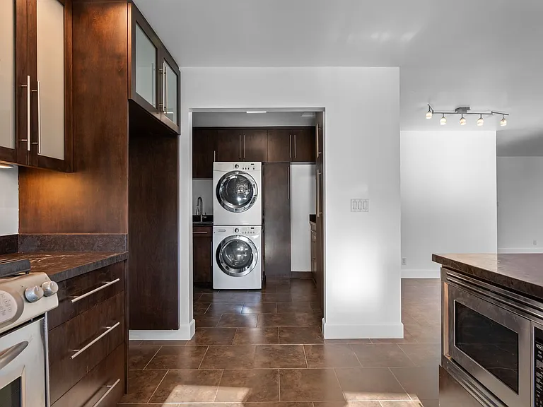 1380 W 9th St — Photo 33