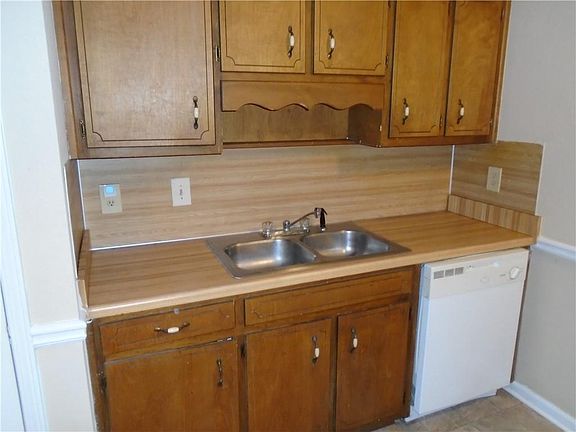 3rd image of 518 Whitehall Ln